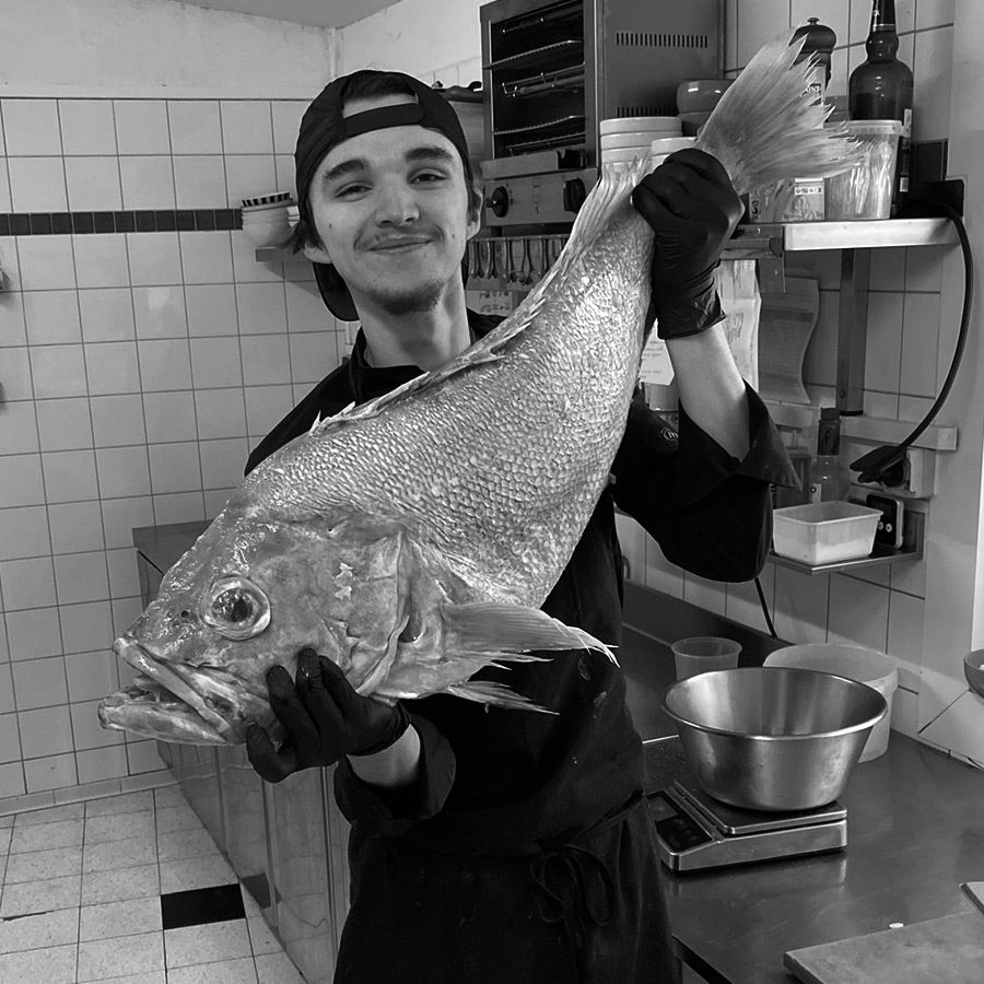 Mathis, commis de cuisine et membre clé de notre brigade ! Il est toujours prêt à relever de nouveaux défis et à proposer de nouvelles créations. Passionné par la cuisine, Mathis met un point d’honneur à peaufiner chaque détail pour vous offrir des entrées et des desserts savoureux.